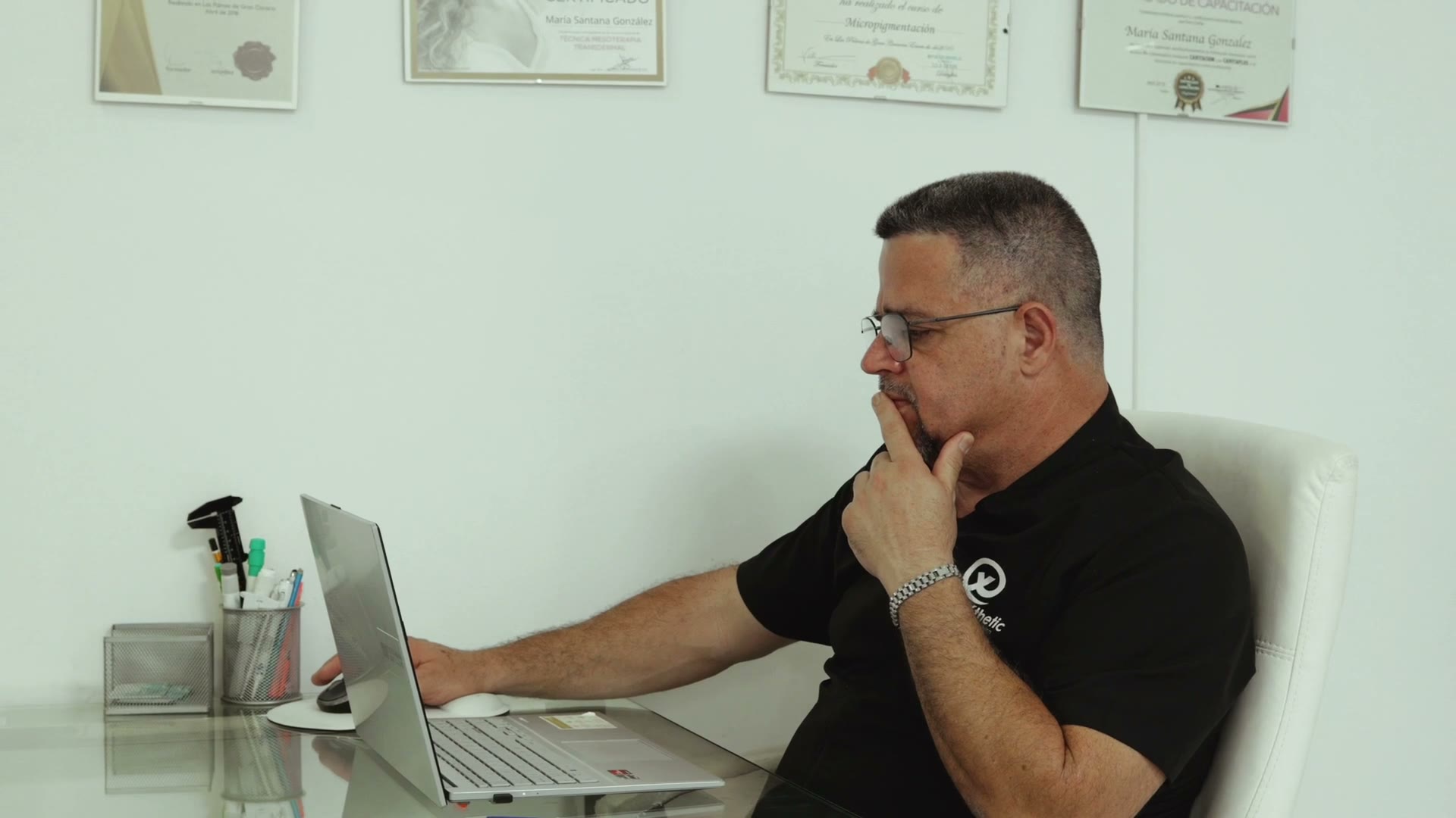 El Dr. Juan Carlos Campillo en su consulta en Gran Canaria
